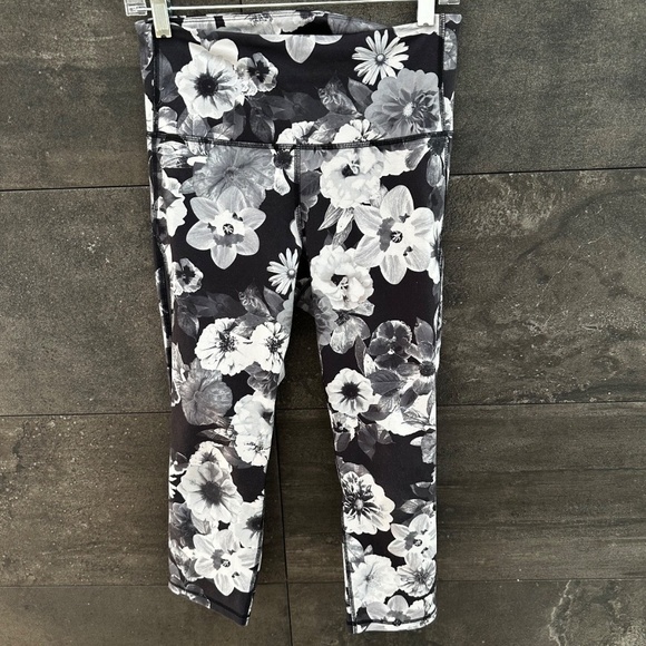 OLD NAVY GRAY Floral Cropped Yoga Leggings Size M - Picture 1 of 8